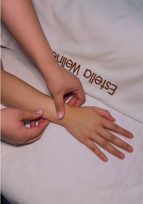 Massage tay thư giãn