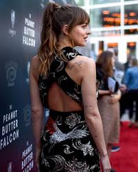 On Instagram Dakota At Thepeanutbutterfalcon Premier In La Tonight So Gorgeous Dakota Johnson Hair Dakota Johnson Street Style Dakota Johnson Style