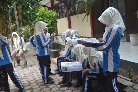Inilah contoh surat kepada orang tua wali siswa : Dunia Pendidikan Dan Remaja Mengelola Majalah Sekolah Antara Tugas Dan Hobi