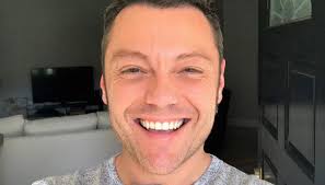 The album was a tremendous success in italy, topping the italian album chart and selling over 450,000 copies, surpassing the success of previous album, rosso relativo, in the country. Tiziano Ferro Crowns The Dream Of Love The Very Romantic Wedding With Victor Allen