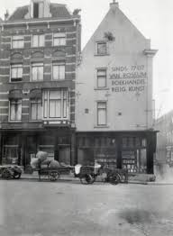 Gezicht Op De Zijgevel Van Het Huis Oudkerkhof 2 Te Utrecht Aan De Korte Minrebroederstraat Een Granaat Van De Duitse Luchtafwee Utrecht Nederland Oude Foto S