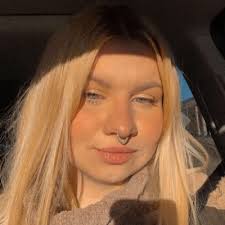 Gillian Stark🍓 (@itsgillianstark)