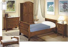 Camera singola completa con intarsio composta da letto 1 comodinio 1 como specchio armadio 2 ante 2 cassetti ante in legno massello colore noce arte povera ottima qualit artigianale tempi di consegna 20/25 gg spedizione in tutta italiadisponibili anche i pezzi singoli. Galleria Camere Da Letto Classiche Outlet Arreda Arredamento