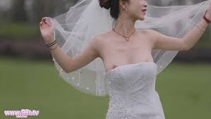 自转】【115ED2K】【无良摄影师】巨乳新娘拍婚纱照真空上阵，硕大乳球，蓬勃欲出，居然没有乳贴。【40.6M33P+2V1配额】 – 快乐堂