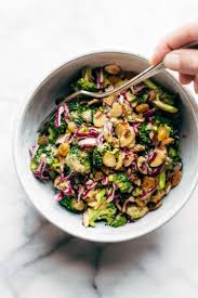Super Clean Broccoli Salad With Creamy Almond Dressing Pinch Of Yum Rezept Brokkoli Salate Gesunde Rezepte Gesund Kochen