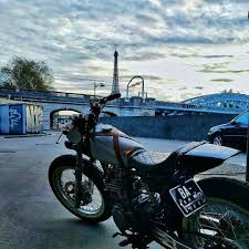 moto soleillevant reveil paris matin ilfaitbeau weekend suzukidr350 flattracker 朝日 日の出 パリ バイク ツーリング エッフェル塔 ウィークエン instagram moped motorcycle