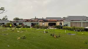 Cbs4 meteorologist craig setzer, who was storm chasing. Winds Cause Damage Injury Near El Conquistador In Manatee