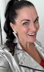 Alison Morrill's Instagram, Twitter & Facebook