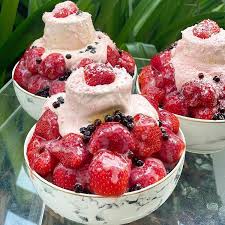 花露露 台南 高雄 台中 嘉義美食旅遊 tren instagram 今年第一碗草莓冰 開吃啦 挫冰基底加上酸甜揪細的新鮮草莓和草莓奶蓋 酸香不死甜 融化了也像酸甜的草莓牛奶 好好吃 剛出來的草莓會比較酸喔 夢幻草莓冰 190 有奶蓋 ẩm thực nấu