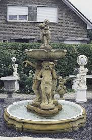 Die fontäne eines springbrunnens misst von der düse bis zur spitze 12 m. Gartenbrunnen Springbrunnen Mit Umrandung Putten Mit Trauben H 325 O 245 Pompidu Living