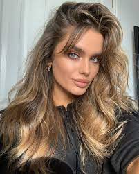 Chloe Lloyd On Instagram The Water Lighting At My Parents House Hits Different Honey Hair Plump Hair Hair Inspiration