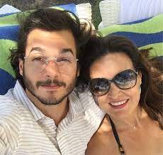 Fatima bernardes recebeu uma resposta surpreendente de seus filhos, os trigêmeos laura, beatriz e vinicius, ao contar sobre a diferença de idade entre ela e seu namorado, túlio gadêlha, no. Mae De Tulio Gadelha Nao Aprova Namoro Do Filho Com Fatima Bernardes Diz Colunista Estrelando