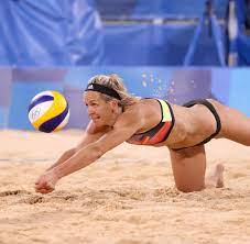According to a 1978 interview of an outrigger canoe club member, george david dad center put a net up there, and the first recorded game of beach volleyball took place. Olympia Beachvolleyball Die Zitterspiele Im Sand Von Tokio Welt