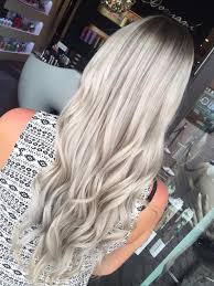 Eine Wunderschone Balayage In Silber Mit Einem Metallic Effekt Von Guy Tang Guytang Metallics Hairbesties Guy Tang Balayage Dunkles Haar Silber Blond