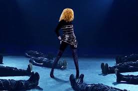 Mylène farmer arbore une coiffure naturelle l'actualité de mylène farmer, des anecdotes et infos exclusives sur les albums, singles. Mylene Farmer Returns With New Song L Ame Dans L Eau Pm Studio World Wide Music News