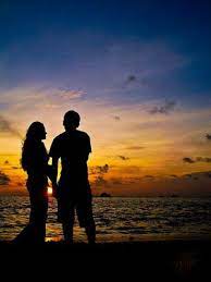 Summer is in full swing and i'm on the beaches every night with awesome families like this! Sunset Couple Beach Foto Arte Fotos Romanticas Fotos