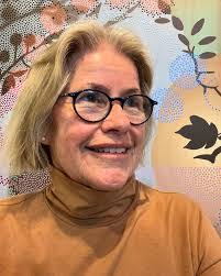 Elizabeth Tracy's Instagram, Twitter & Facebook