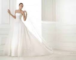 È facile da indossare e confortevole. Abiti Da Sposa 2015 Pronovias