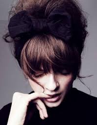 Ses cheveux blonds étaient profondes. Coiffure Vintage Avec Frange Coiffure Vintage Nos Plus Belles Inspirations Pour Un Look Glamour Elle