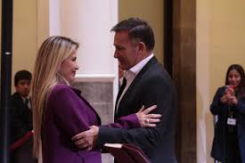 La presidenta transitoria de bolivia, jeanine áñez, ratificó este sábado a su ministro de defensa, censurado por la mayoría opositora del congreso por no asistir a varias interpelaciones, desatando un conflicto de poderes en el país altiplánico. Presidenta Anez Ratifica Su Confianza A Luis Fernando Lopez Y Vuelve A Posesionarlo Como Ministro De Defensa