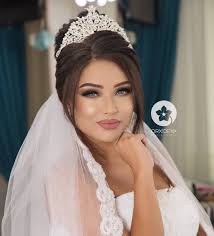 L'automne approche et, avec lui, la journée de mariage de celles qui ont choisi cette saison pour ici, vous allez trouver une belle collection de 24 idées de coiffure et maquillage mariée pour un mariage. Pin By Dina Dina On Makeup Wedding Hairstyles With Crown Wedding Makeup Bridal Hair And Makeup