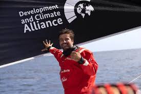 Eins werden mit dem boot. Boris Herrmann Segelt Mit Der Allianz Um Die Welt Stiftung Allianz Fur Entwicklung Und Klima