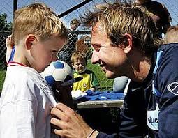 Bernt nikolai hulsker (born 9 september 1977) is a retired norwegian footballer as well as author, comedian, radio host, 1 and betting ambassador 2 he was born in den haag. Fikk Nok Av Hetsen