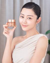 出爐影后衛詩雅👑緊緻彈滑肌嘅秘訣大公開😍】 即GET Michelle護膚新寵▶️ https://bit.ly/42PYBBo  又要捱夜拍戲仲要周圍飛，點解衛詩雅