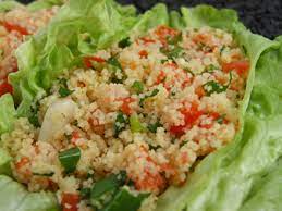 Cuscusul se amestecă cu ulei de măsline, apoi adăugăm sare până când se umflă. Salata De Couscous Cu Legume Tabbouleh
