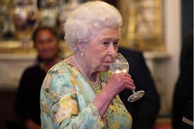 Queen ( n.) something personified as a woman who is considered the best or most important of her kind; Queen Elizabeth In Trauer Mit Wem Sie Ihren 95 Geburtstag Verbringt Gala De