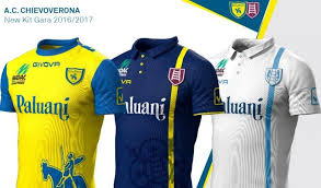 O troféu tem 45cm de altura e pesa 5kg. Uniformes Da Serie A Italia 2016 2017 Campeonato Italiano Mantos Do Futebol Uniformes Esportivos Futebol Historia Do Futebol