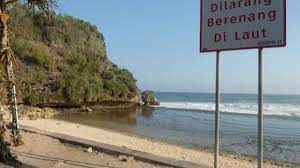 Untuk menikmati objek wisata ini tidak perlu mahal karena, harga tiket masuk pantai nguyahan hanya 5 ribu rupiah saja. Aturan Piknik Ke Pantai Ngrawah