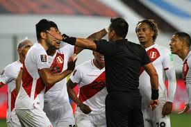 Julio el penal por sujeción fue, pero voy a revisar app si hay fuera de juego antes. Peru Vs Brasil Las Polemicas Decisiones Del Arbitro Julio Bascunan Que Generaron Desazon En El Hincha Peruano De La Tribuna