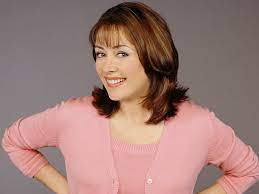 She had the ability to reverse her tired looks two years ago. Everybody Loves Raymond Wallpaper Debra Everybody Love Raymond Patricia Heaton Tv Moms