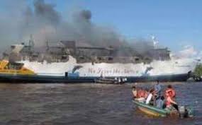 Lima unit mobil pemadam kebakaran dikerahkan untuk memadamkan api. Kapal Tujuan Batam Terbakar Di Perairan Jakarta Tribunnews Com Mobile