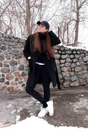 Legging Sneakers Winter Outfit With Cap And Coat In 2021 Simple Winter Outfits Outfits With Caps Sporty Outfits