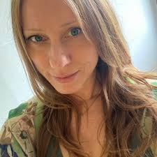 Carrie Rossiter's Instagram, Twitter & Facebook