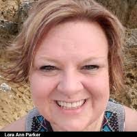 Lora Crowe's Instagram, Twitter & Facebook