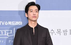 An ace doctor in a university hospital is wrongfully accused of a medical malpractice incident and gets ousted from the hospital. Nam Goong Min Without Hesitation Will Launch His Action On Doctor Prisoner