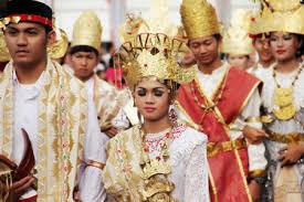 Pakaian jubah labuh merupakan satu jenis baju tradisional yang biasa dipakai oleh lelaki bangsa cina semasa tahun baru cina. Kain Tapis Pada Pakaian Adat Lampung