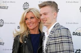 Patricia boyer is a south african actress best known for appearing on cape town as joyceline wendell and on die sonkring as fred's colleague. Patricia Boser Mit Sohn Kai Das Zelt Gala 2018 Ervin Monn