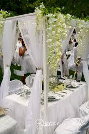 Diner En Blanc Albuquerque 2016 From Shannonqualls Com Diner En Blanc Dinner Table Decor White Table Settings
