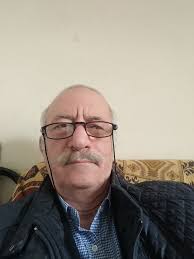 Kenyalı koşucu Abel Mutai, bitiş çizgisine sadece birkaç metre  uzaklıktaydı, ancak tabelalar yüzünden kafası karıştı ve yarışı  tamamladığını sanarak durdu. İspanyol atlet Ivan Fernandez, hemen  arkasındaydı ve durumu fark edince Mutai'ye koşmaya