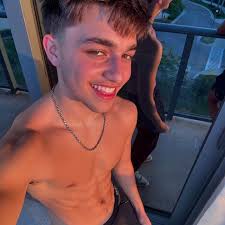 OnlyFans: 11 creator etero che fanno contenuti gay