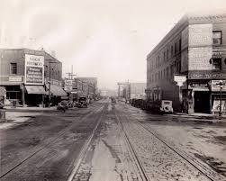 Downtown Des Moines 4th Street And Grand Ave Looking East 1920 S Koch Brothers On Right Is Still At This Location Today Des Moines Des Moines Iowa Iowa