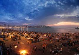 Tijdens de magische nacht zijn er op de stranden van málaga veel brandstapels te zien. Mittsommerfest Noche De San Juan Academia Cile