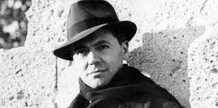 Il grandit dans l'insouciance de l'enfance, durant laquelle il montre des aptitudes pour le dessin. The Death Of Jean Moulin The French Resistance Gets Its Greatest Martyr Defense Media Network