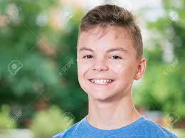 Les robes de chambre pour. Portrait D Un Garcon Adolescent Heureux Age 12 14 Ans Posant A L Exterieur Enfant Mignon Souriant Regardant La Camera Adolescent Beau Se Amuser Dans Le Parc D Ete Banque D Images Et Photos Libres De Droits