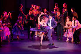 Nueva versión del legendario musical 'west side story' sobre el enfrentamiento entre dos bandas callejeras de nueva york. Taking Classic Musical West Side Story To New Heights The Japan Times