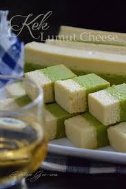 10 biji telur 1 gelas gula halus 1 gelas horlick 1 gelas susu tepung nespray 1/4 gelas susu manis 1 gelas tepung gandum @ tepung hong kong 450gm mentega 1 sudu teh esen vanila 1 botol kecil pandan paste sedikit pewarna hijau. Resepi Kek Lumut Sarawak Sedap Resepikek Camored Com